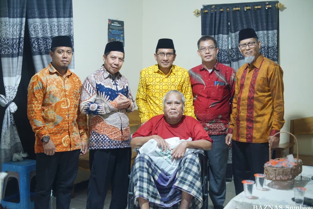 BAZNAS Sumbawa Silaturahmi  dan Salurkan Bantuan Kursi Roda untuk Penyiar Legendaris Bang Mek