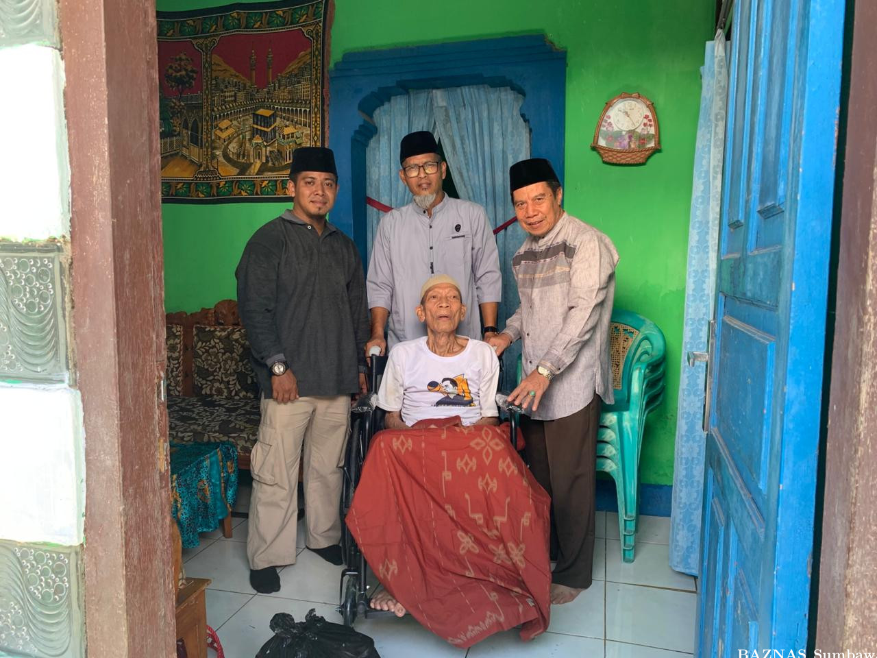 BAZNAS Sumbawa Salurkan Bantuan Kursi Roda untuk Lansia, Hadirkan Harapan di Usia Senja