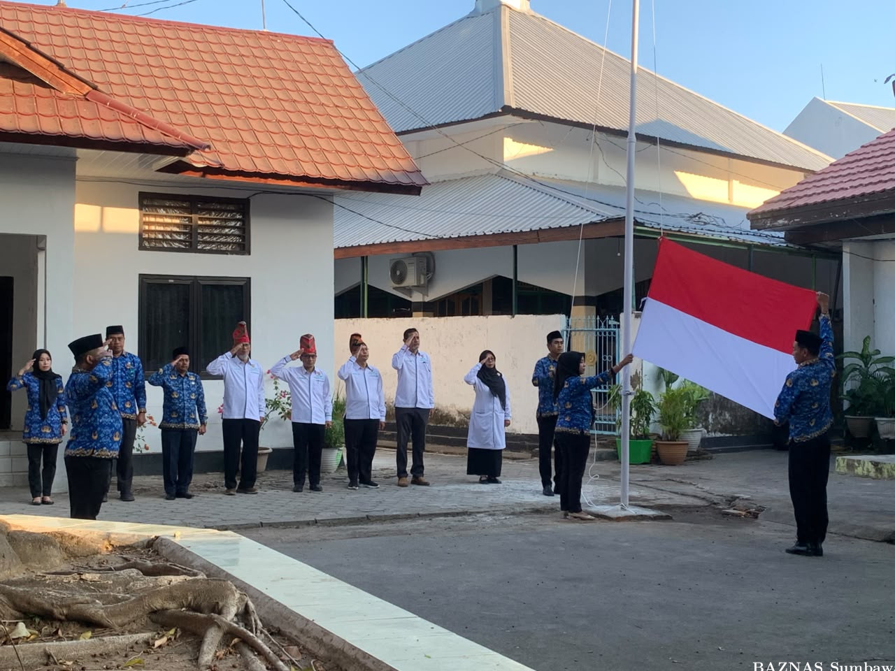 BAZNAS Sumbawa Bersama Bapenda Laksanakan Upacara HUT RI ke-81, Semarakkan Kemerdekaan dengan Semang