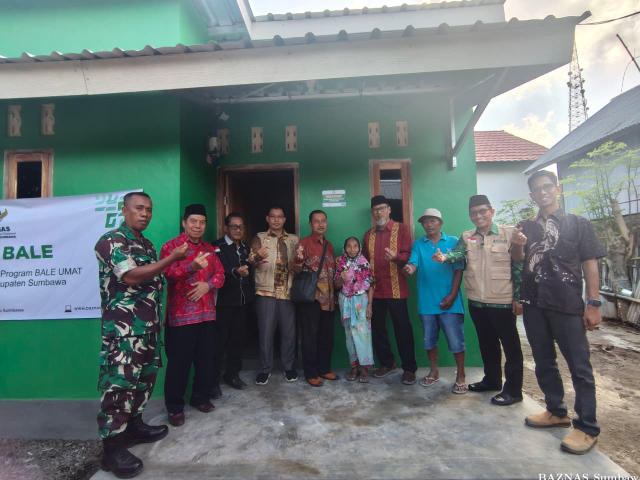 BAZNAS Sumbawa Serahkan Bale Umat ke-5, Bantu Inak Isah Miliki Rumah Layak Huni