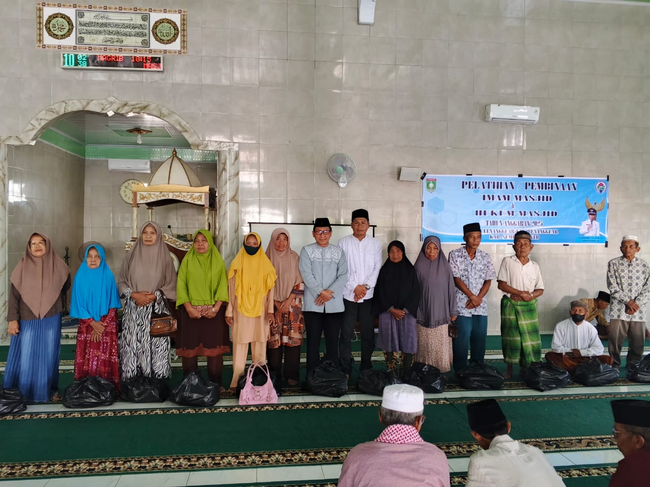 Ketua BAZNAS Sumbawa Serahkan Sembako untuk Mustahik di Lenangguar, Bertepatan dengan Pembinaan Imam