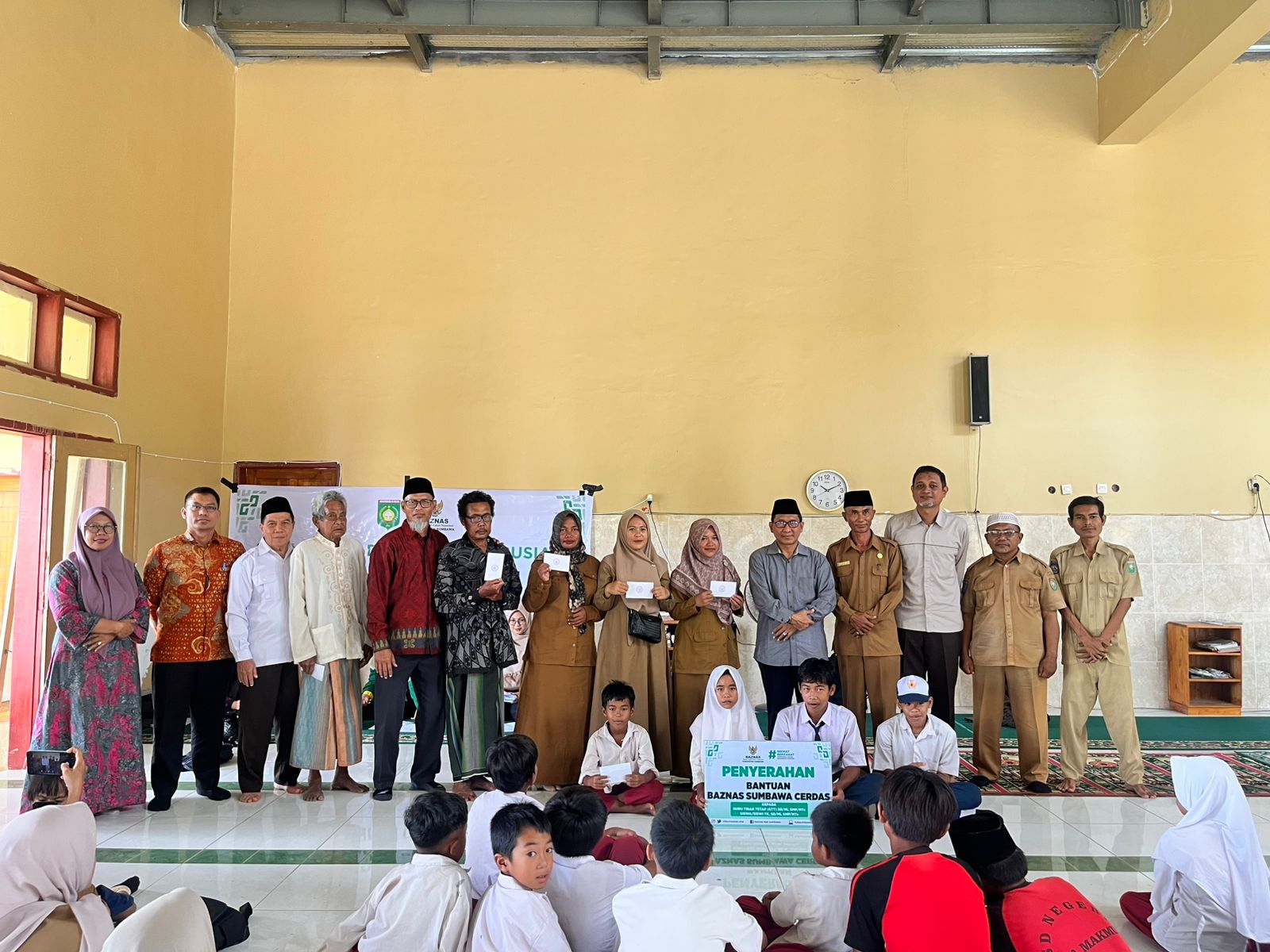 Baznas Sumbawa Hadir di Labangka: Sosialisasi dan Pendistribusian Bantuan untuk Tenaga Pendidik, Sis