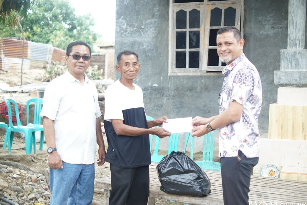 BAZNAS Sumbawa Salurkan Bantuan Tanggap Darurat untuk Korban Kebakaran di Desa Semamung